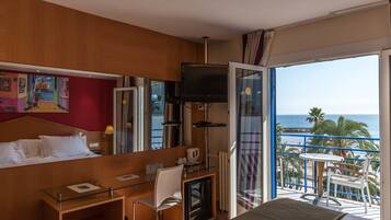 Habitación con 1 cama doble o 2 individuales, balcón, vistas al mar | Ropa de cama de alta calidad, minibar, caja fuerte