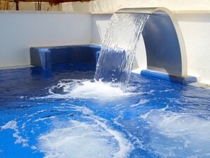 Una piscina al aire libre, sombrillas, tumbonas