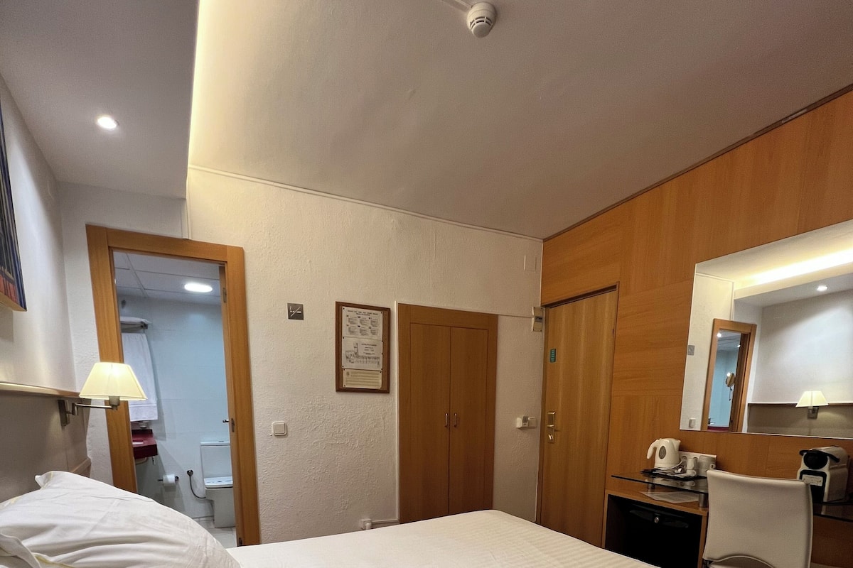 Camera singola | Biancheria da letto di alta qualità, minibar, una cassaforte in camera