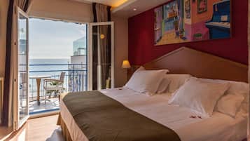 Habitación con 1 cama doble o 2 individuales, balcón, vistas al mar | Ropa de cama de alta calidad, minibar, caja fuerte