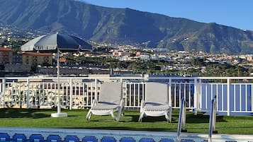 Piscine extérieure, chaises longues