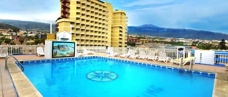 Outdoor pool, sun loungers