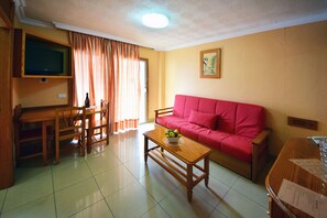 遮光カーテン、アイロン / アイロン台、WiFi (無料)、ベッドシーツ