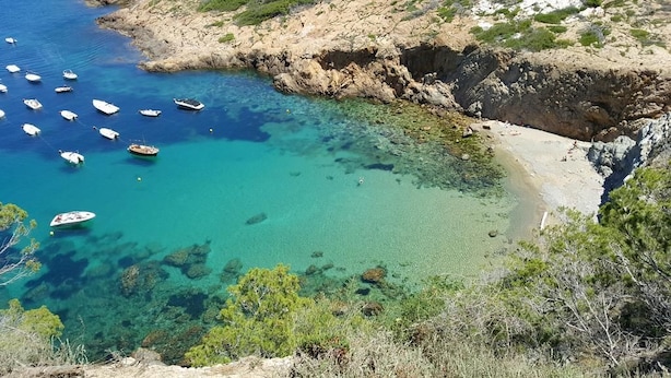 A coastal area with boats anchored near a rocky shoreline and clear turquoise waters. - Hotel El Convent de Begur (Begur)