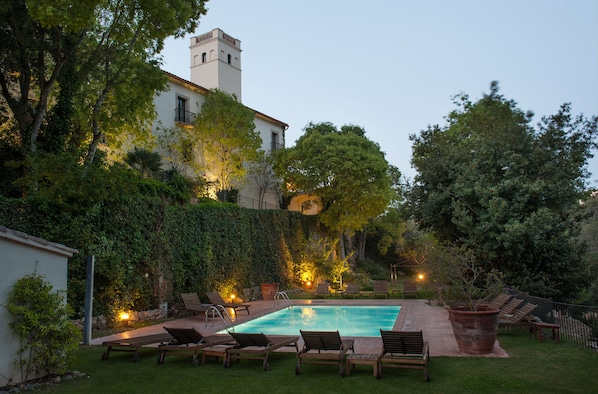 Outdoor pool, sun loungers