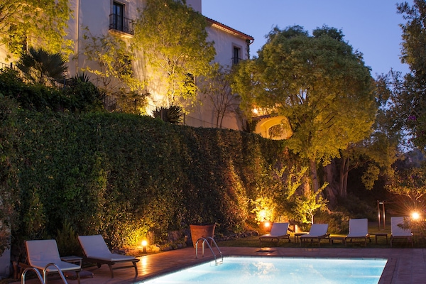 Piscine extérieure, chaises longues