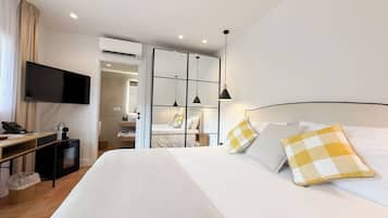 Habitación Deluxe Superior con Terraza | Een minibar, een kluis op de kamer, gratis wifi, beddengoed