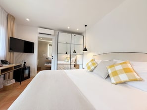 Habitación Deluxe Superior con Terraza | Minibar, in-room safe, free WiFi, bed sheets