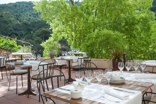 Cucina regionale, con vista sul giardino