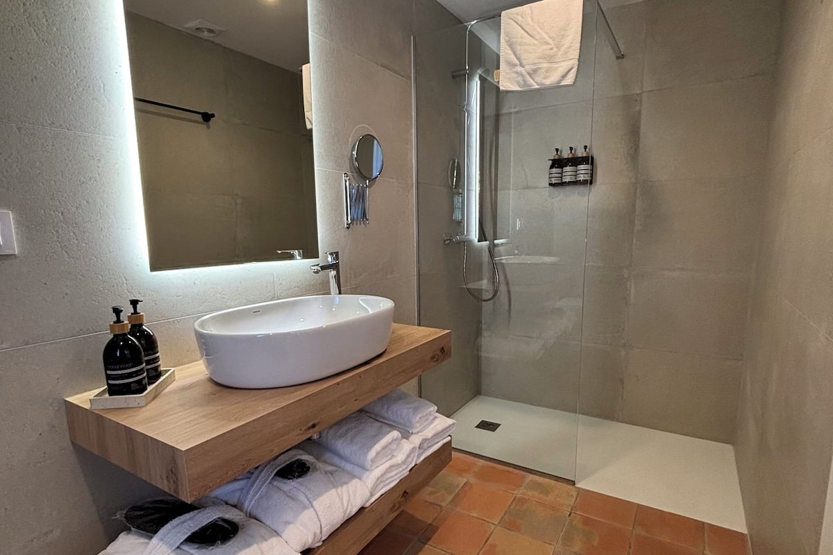 habitación deluxe superior con terraza | bathroom | free toiletries, hair dryer, towels, soap