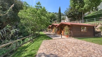 Bungalow (with garden) | Minibar, in-room safe, free WiFi, bed sheets