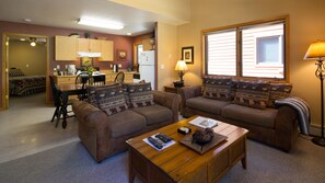 LCD-TV, peis og DVD-spiller