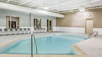 Piscina interna, funciona das 7h às 22h30, espreguiçadeiras