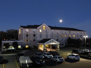 Front of property – evening/night - Super 8 by Wyndham Peterborough (Peterborough)