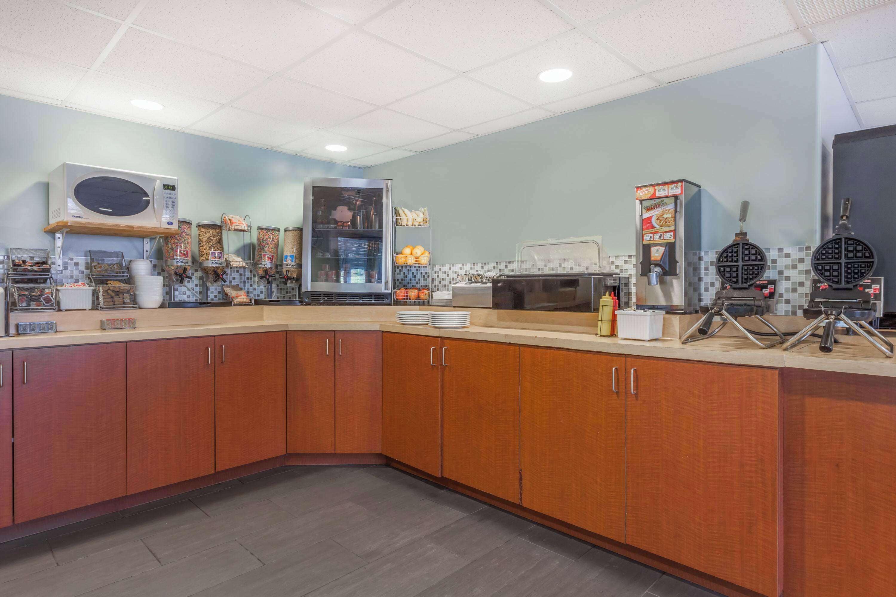 free daily continental breakfast