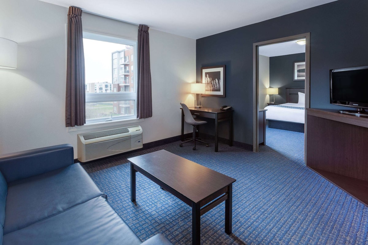 suite, 1 king bed with sofa bed | premium bedding, desk, blackout curtains, iron/ironing board