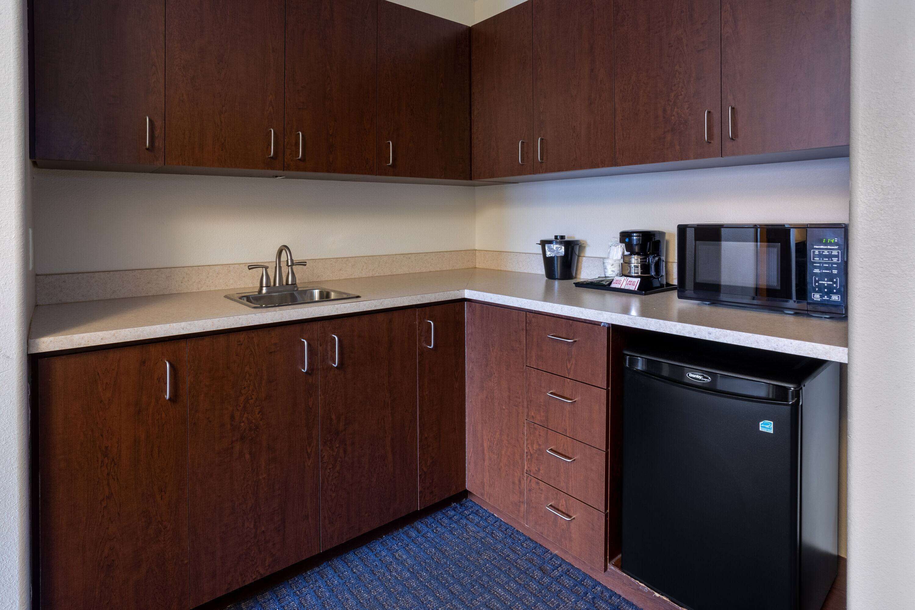 suite, 1 king bed with sofa bed | premium bedding, desk, blackout curtains, iron/ironing board