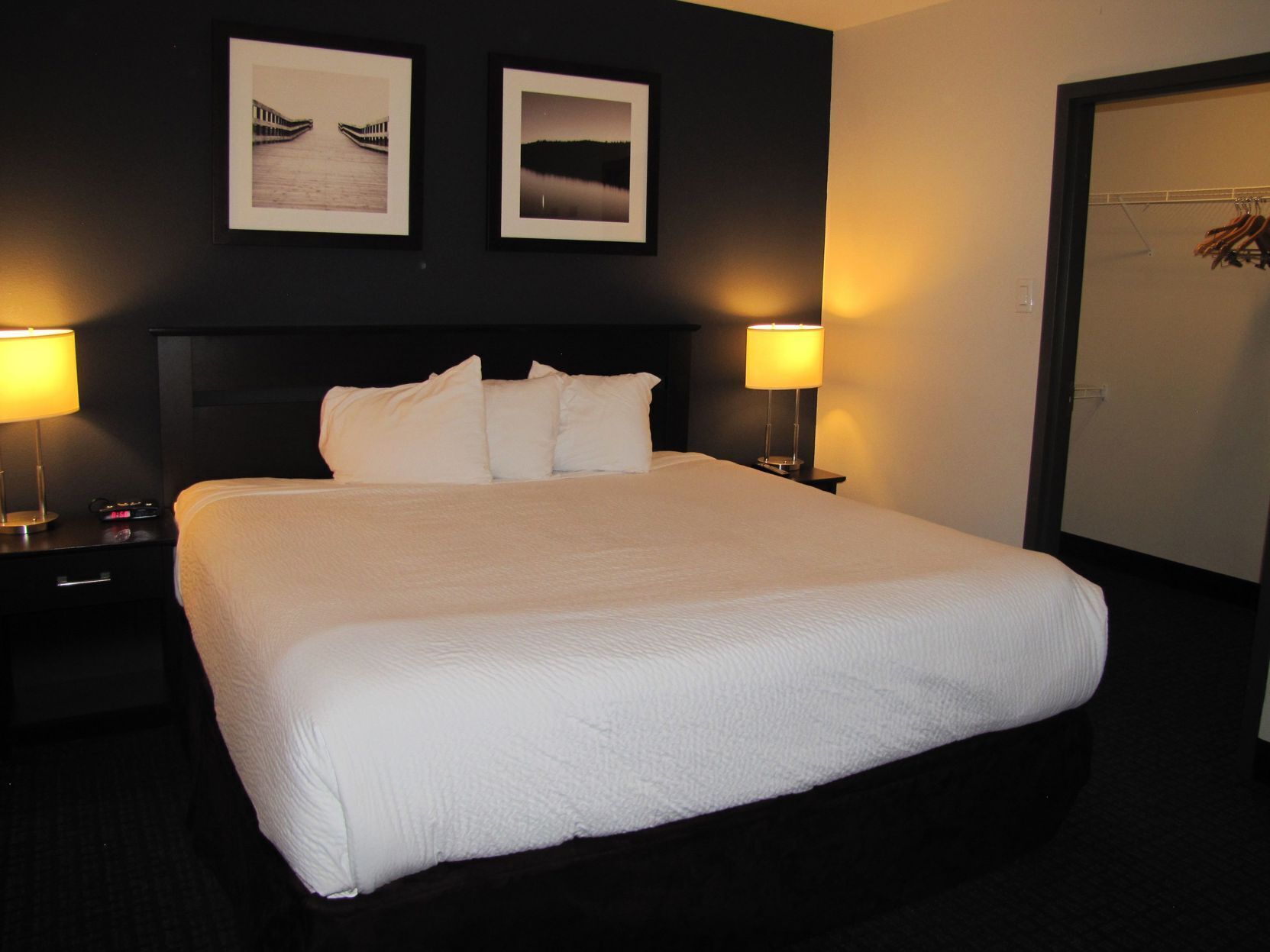 Ropa de cama de alta calidad, escritorio y cortinas blackout 
