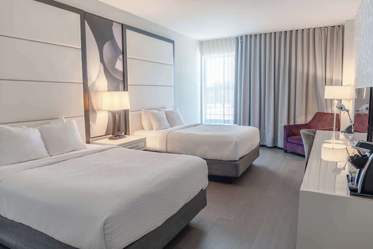 Habitación, 2 camas Queen size, con acceso para personas discapacitadas (Mobility) | Sábanas de algodón egipcio, ropa de cama de alta calidad y edredón