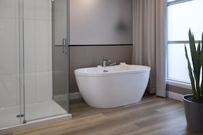 Executive Suite | Bathroom | Free toiletries, hair dryer, towels, soap