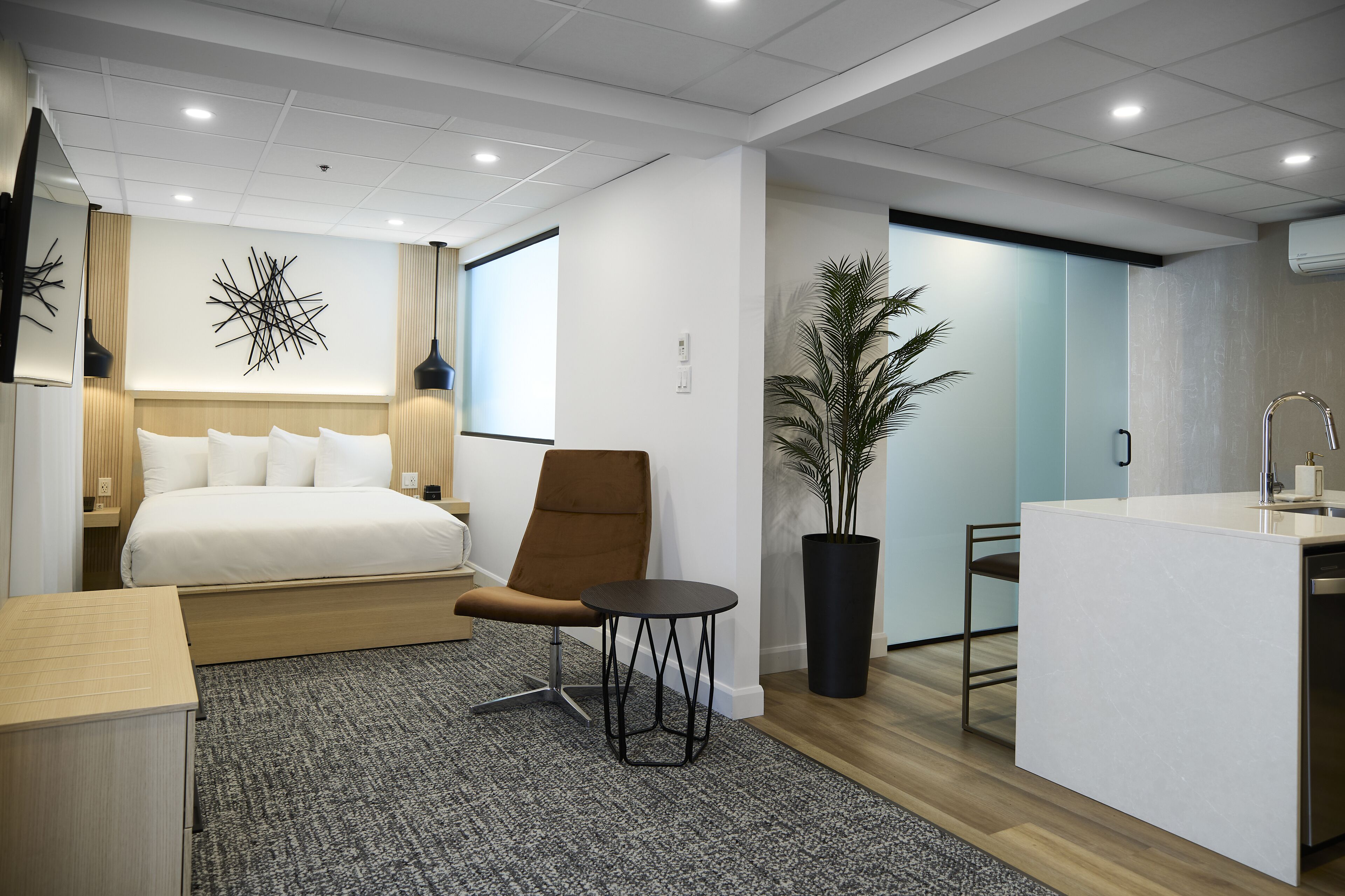 executive suite | hypo-allergenic bedding, blackout curtains, iron/ironing board