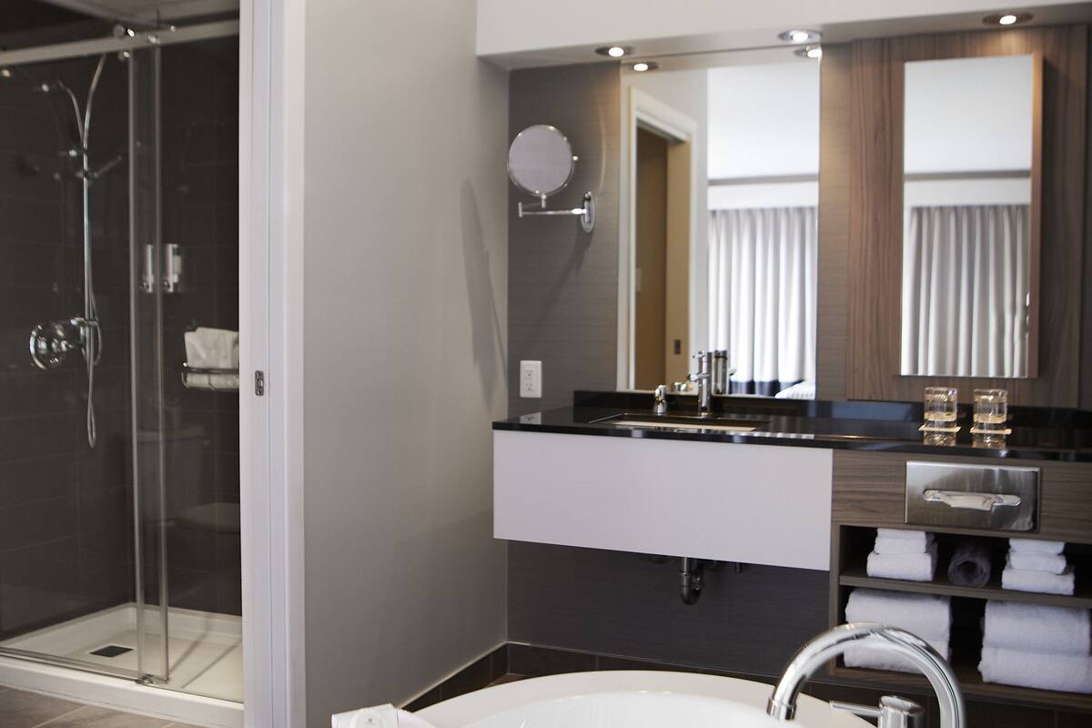 classic suite (2nd floor) | hypo-allergenic bedding, blackout curtains, iron/ironing board