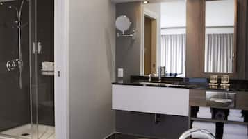 Classic Suite (2nd Floor) | Hypo-allergenic bedding, blackout curtains, iron/ironing board