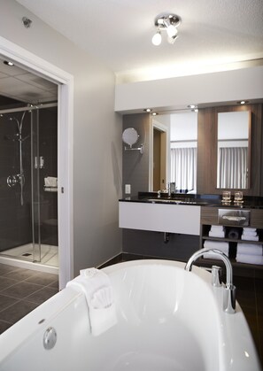 Classic Suite (2nd Floor) | Hypo-allergenic bedding, blackout drapes, iron/ironing board - Hôtel Cofortel (L'Ancienne-Lorette)