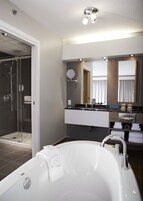 Suite clásica (2nd Floor) | Ropa de cama hipoalergénica y cortinas opacas