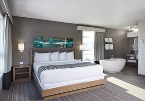 Suite – classic (2nd Floor) | Allergitestet sengetøy, blendingsgardiner og strykejern/-brett