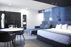Elite Suite | Hypo-allergenic bedding, blackout curtains, iron/ironing board