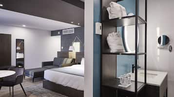 Elite Suite | Bathroom | Free toiletries, hair dryer, towels, soap