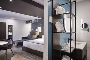 Elite Suite | Bathroom | Free toiletries, hair dryer, towels, soap - Hôtel Cofortel (L'Ancienne-Lorette)