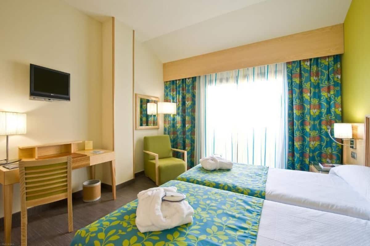 Minibar, in-room safe, desk, WiFi (free)
