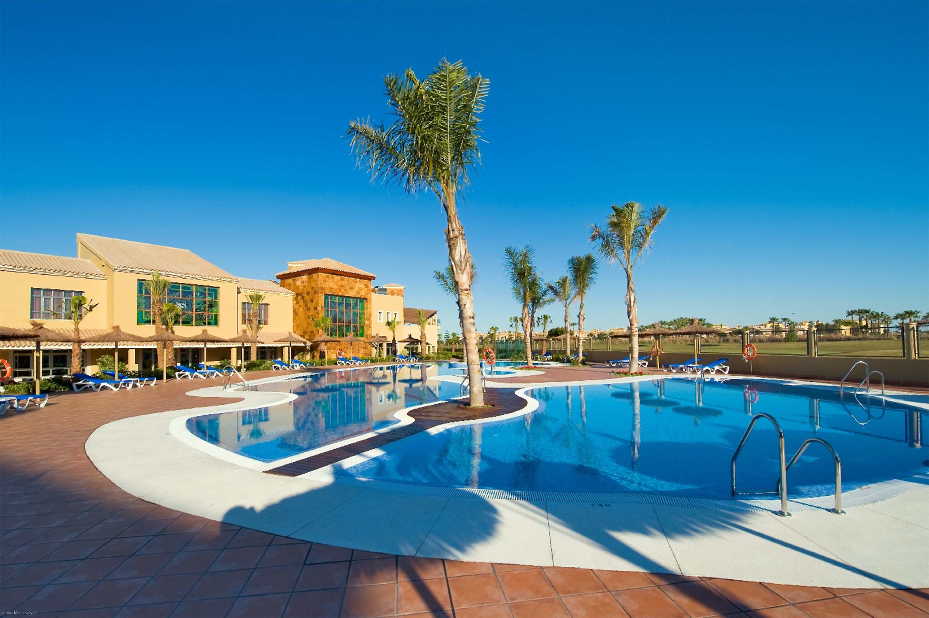 室外游泳池，日光浴躺椅