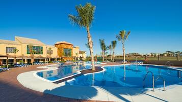Una piscina al aire libre, tumbonas
