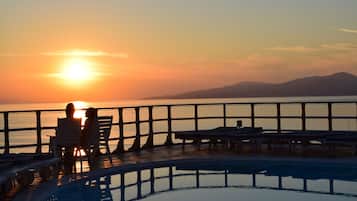 Seasonal outdoor pool, open 9:00 AM to 7:30 PM, pool loungers