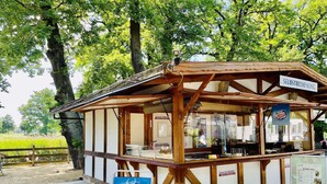A wooden ice cream stand with a sign for 'Selbstbedienung' (self-service). - Morada Hotel Isetal (Gifhorn)