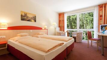 Una cassaforte in camera, una scrivania, postazione laptop