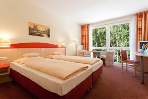 房內夾萬、書桌、手提電腦工作空間、嬰兒床 (收費)