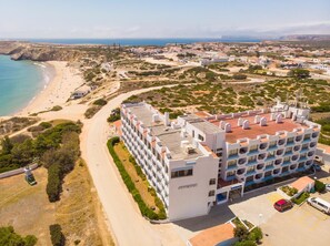 Un hotel frente al mar con varias plantas y vistas al océano.
