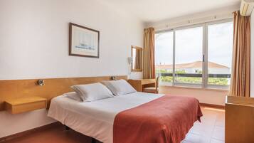 Appartement, 1 slaapkamer | Een kluis op de kamer, een bureau, verduisterende gordijnen