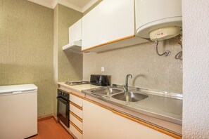 Frigorífico, microondas, horno y placa de cocina