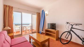 Een kluis op de kamer, een bureau, verduisterende gordijnen