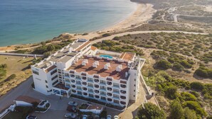 A coastal hotel with multiple floors, a swimming pool, and a beach view. - Aparthotel Navigator (Vila do Bispo)