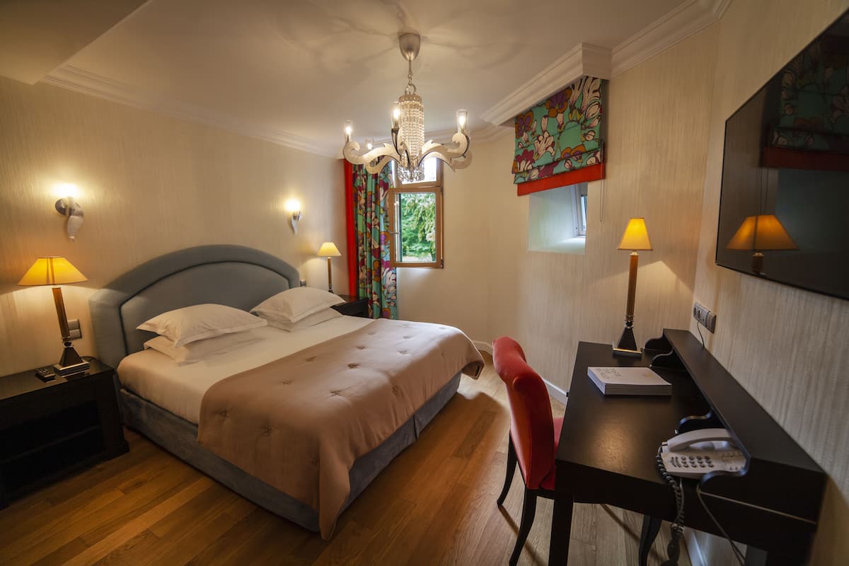 Deluxe Room | Premium bedding, minibar, in-room safe, individually decorated