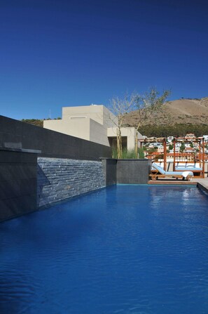 Outdoor pool - Cape Royale Luxury Suites (Cape Town)
