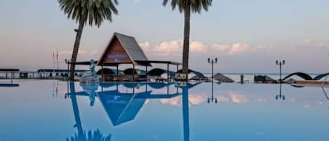 2 piscines extérieures, parasols de plage, chaises longues