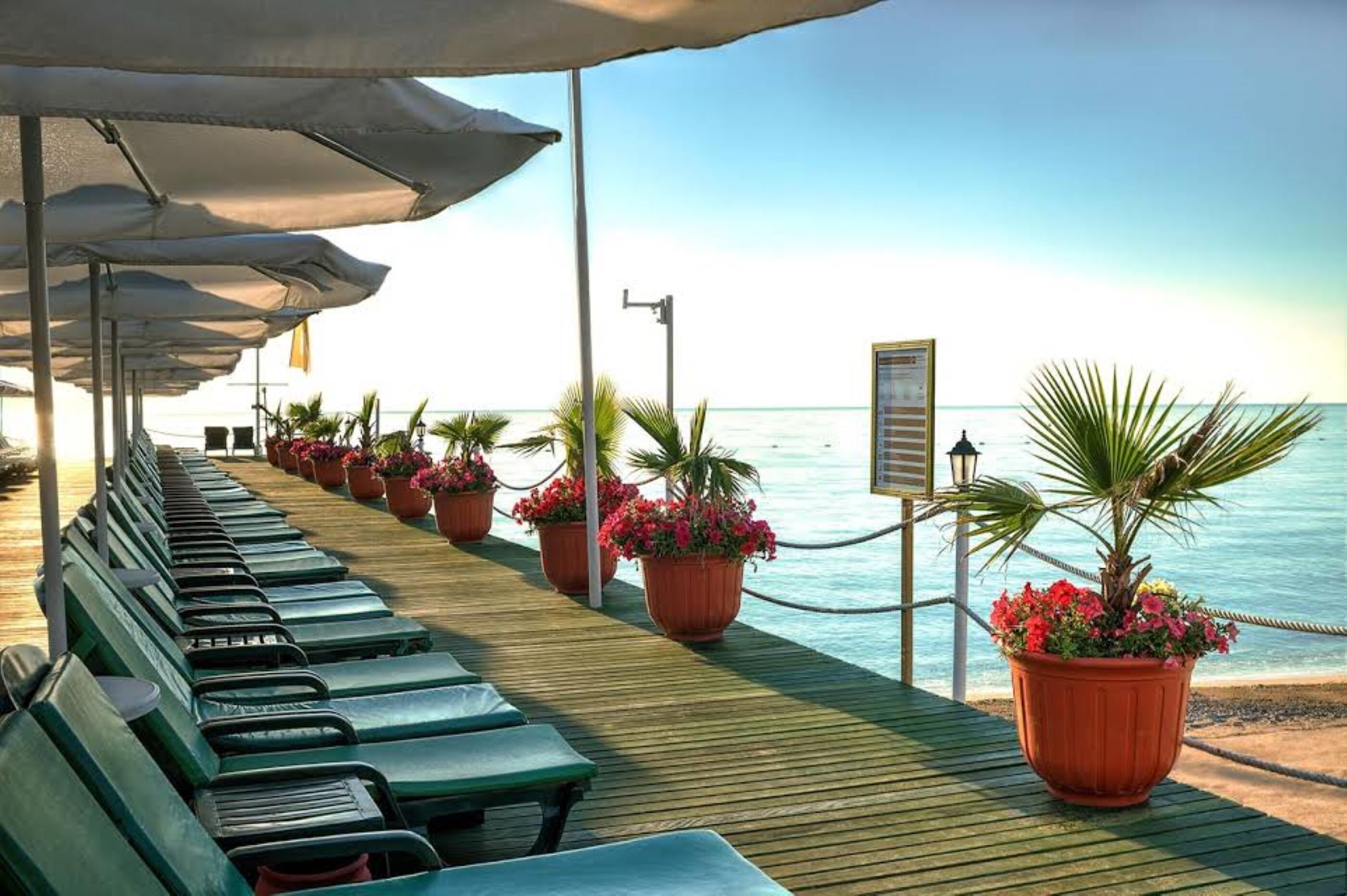 Privat strand, solsenger, parasoller og strandhåndklær