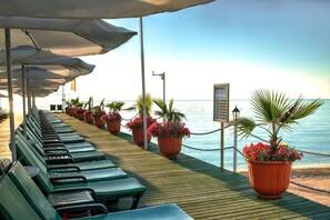 Spiaggia privata, lettini da mare, ombrelloni, teli da spiaggia